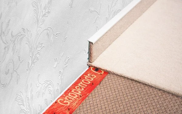 Плинтус для ковролина Korner Listwa 100 Белый 2,5м (50мм) в Уфе